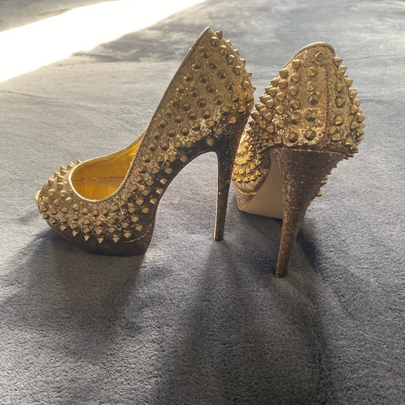 Gold spike 5”stilletto (1” is platform) Steve Madden. Very sexy - Picture 3 of 5